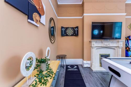 Televisyen dan/atau pusat hiburan di Room 06 - Sandhaven Rooms Double