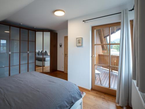 - une chambre avec un lit et une porte coulissante en verre dans l'établissement Ferienhaus Jordi & Lara by Appartementhaus Theresia, à Bad Mitterndorf