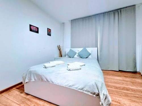 Ein Bett oder Betten in einem Zimmer der Unterkunft Shopping City TM - Modern Apartment with balcony