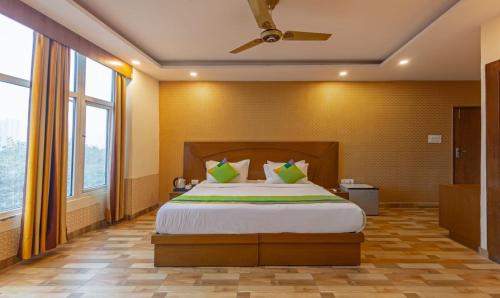 1 dormitorio con 1 cama grande con almohadas verdes en HOTEL GREEN VIEW PALACE, en Ghaziabad