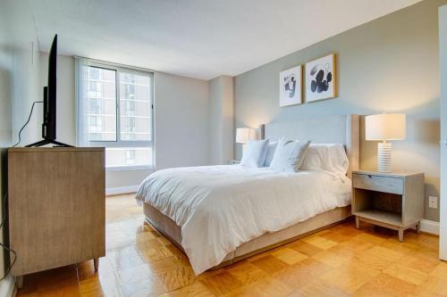 Llit o llits en una habitació de Landing Modern Apartment with Amazing Amenities (ID4403X17)