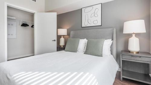 Postelja oz. postelje v sobi nastanitve Landing Modern Apartment with Amazing Amenities (ID8003X42)