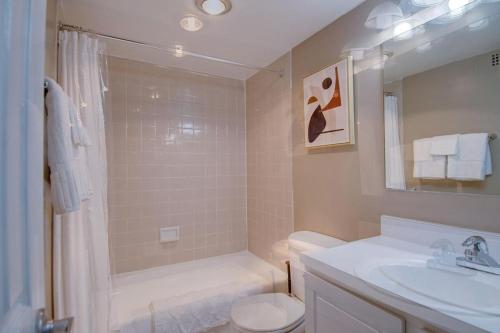 y baño con aseo, ducha y lavamanos. en Landing Modern Apartment with Amazing Amenities (ID4403X17), 