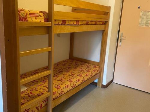 quelques lits superposés dans une chambre dans l'établissement Charmant studio avec balcon et parking - Proche centre et Thermes - 4 pers. - FR-1-512-79, à Brides-les-Bains