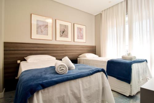 Habitación de hotel con 2 camas y toallas. en Luxo com Vista Mar na Praia Brava, Itajaí BX0760, en Itajaí