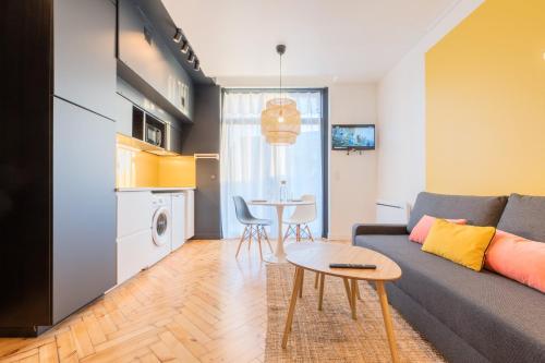 un salon avec un canapé et une table dans l'établissement Marcq-en-Baroeul - Beautiful art deco app !, à Marcq-en-Barœul