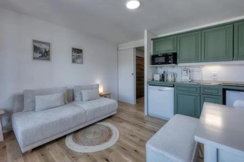 Il comprend un salon avec un canapé et une cuisine. dans l'établissement 4-person apartment close to town center, à Saint-Gervais-les-Bains