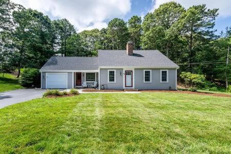 Κήπος έξω από το Peaceful Yarmouth home with thoughtful touches