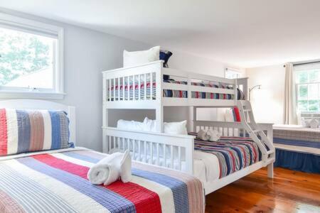 Ένα ή περισσότερα κρεβάτια σε δωμάτιο στο Peaceful Yarmouth home with thoughtful touches