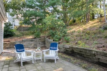 Κήπος έξω από το Peaceful Yarmouth home with thoughtful touches