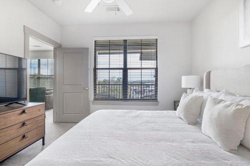 バーミングハムにあるLanding Modern Apartment with Amazing Amenities (ID3573X92)の白いベッドルーム(大型ベッド1台、テレビ付)