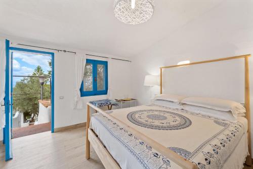 um quarto com uma cama grande e uma janela em suite paradiso em Quartu SantʼElena