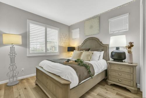 1 dormitorio con 1 cama grande y 2 ventanas en Modern-fully Loaded-ev Charger-big Yard-10 Min Dt, en West Sacramento