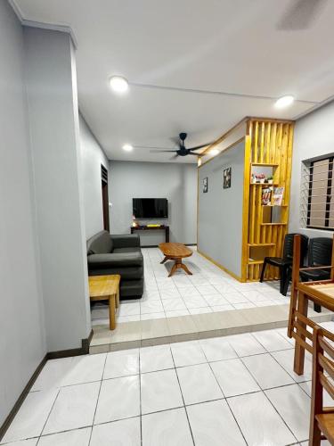 een woonkamer met een bank en een tafel bij MZ Homestay Tuaran in Tuaran