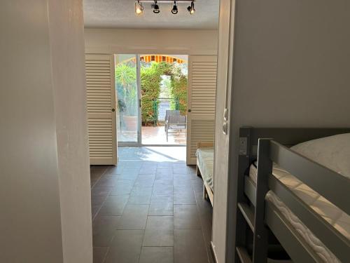 Postel nebo postele na pokoji v ubytování Charmant Studio en rez de jardin dans propriété privé pour 4 personnes