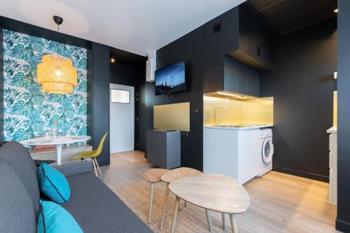 un salon avec une cuisine et une table dans l'établissement Marcq-en-Baroeul - Beautiful apartment Art-déco !, à Marcq-en-Barœul