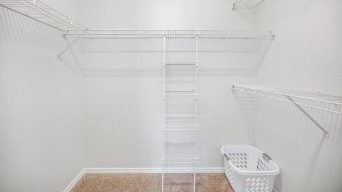 um quarto branco com prateleiras brancas e uma cesta em Landing Modern Apartment with Amazing Amenities (ID5315) em Fort Worth