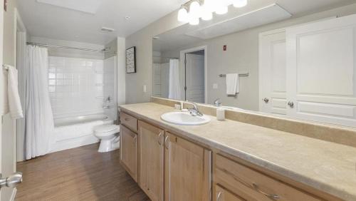 Baño blanco con lavabo y aseo en Landing Modern Apartment with Amazing Amenities (ID1256X519), en Las Vegas