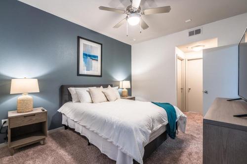 Säng eller sängar i ett rum på Landing Modern Apartment with Amazing Amenities (ID2934X06)