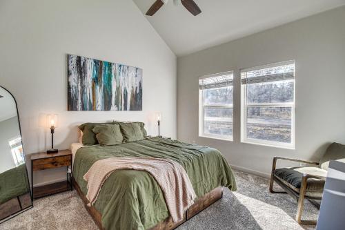 - une chambre avec un lit et 2 fenêtres dans l'établissement Lakeside Vacation Rental 4 Mi to Show Low Lake!, à Lake of the Woods