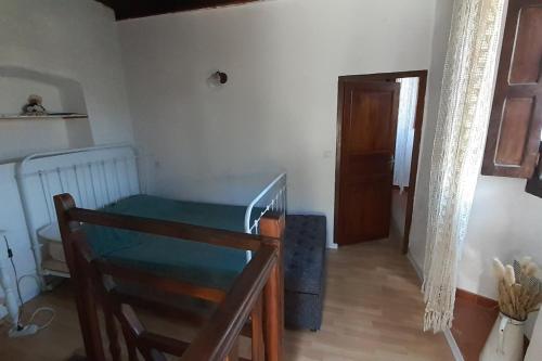 ein kleines Zimmer mit einem Bett und einem Holzboden in der Unterkunft Gîte E Curtaline in Speloncato