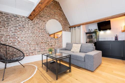 un salon avec un canapé et une table dans l'établissement Old Lille - Lovely typical apartment!, à Lille