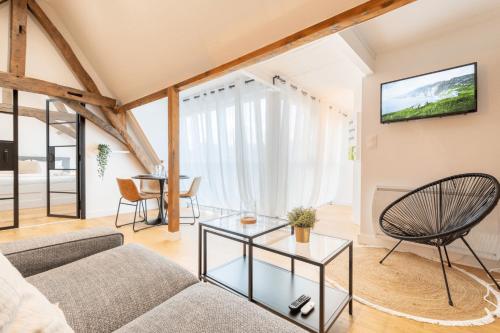 un salon avec un canapé et une table dans l'établissement Old Lille - Lovely typical apartment!, à Lille