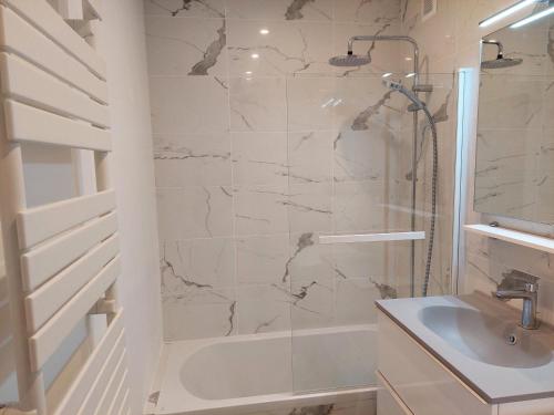 une salle de bain avec douche et lavabo dans l'établissement Studio central avec balcon, parking et lave-vaisselle - FR-1-512-134, à Brides-les-Bains