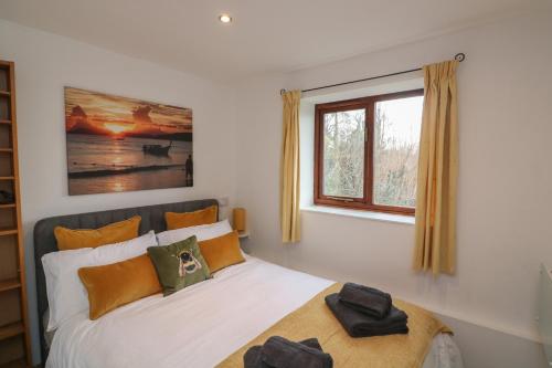 um quarto com uma cama e uma janela em Studio 1 em Totnes