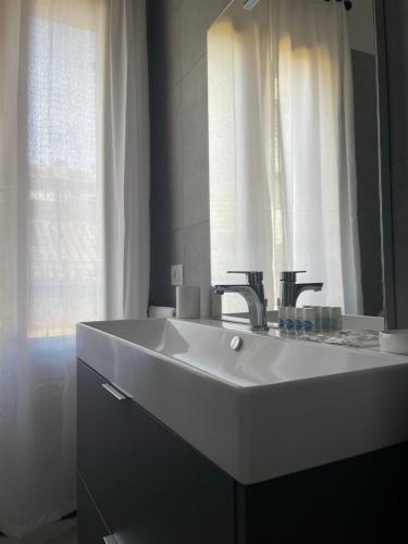 パヴィアにあるCasa Giovanniのバスルーム(白い洗面台、鏡付)