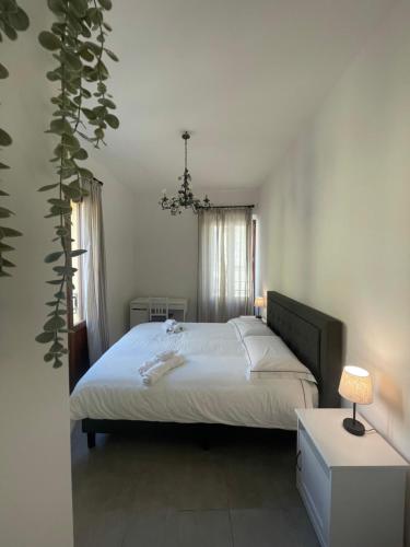 Un dormitorio con una cama blanca y una planta en Casa Giovanni, en Pavia