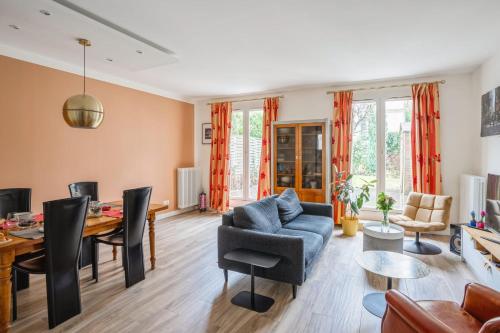 un salon avec une table et une salle à manger dans l'établissement Maison Ventana - Welkeys, à Versailles