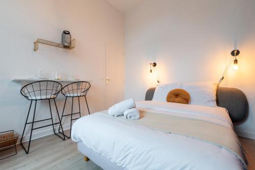 - une chambre avec un grand lit et deux tabourets dans l'établissement Lille Cormontaigne - Nice studio, à Lille