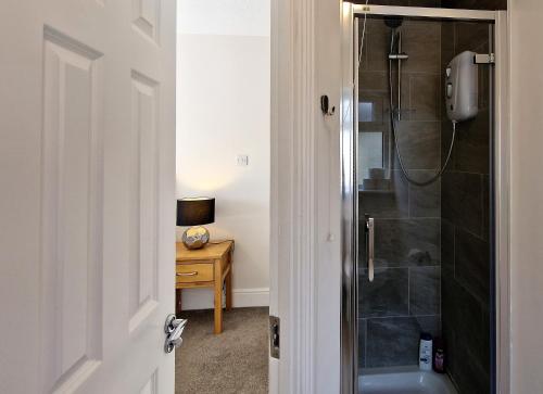 łazienka z prysznicem i stołem z lampką w obiekcie 2 minute walk to LUAS (tram) w Dublinie