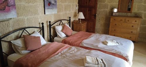 Katil atau katil-katil dalam bilik di Tas-Suplu Farmhouse