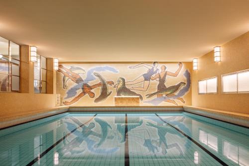 uma piscina com um mural num edifício em Villa Inkognito by Sommerro em Oslo