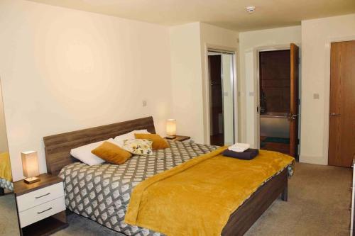 - une chambre avec un grand lit et 2 lampes dans l'établissement Central Spacious 1 Bed Luxury AP, à Birmingham