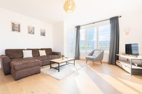 un salon avec un canapé et une télévision dans l'établissement Beautiful apartment equipped near train parking, à Lille