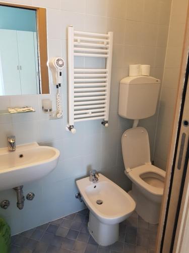 un piccolo bagno con servizi igienici e lavandino di acapulco hotei a Rimini