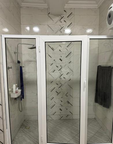um chuveiro com uma porta de vidro na casa de banho em DUKU MANSION em Pantang