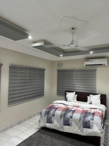ein Schlafzimmer mit einem Bett und einer Decke in der Unterkunft DUKU MANSION in Pantang