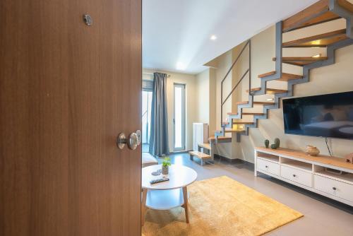 Artistic 2BR Maisonette: An Architectural Delight