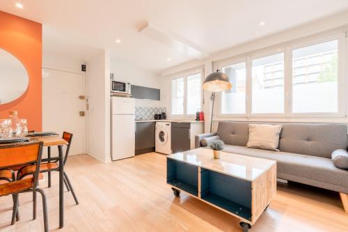 un salon avec un canapé et une table dans l'établissement Marcq en Baroeul - Beautiful and bright apartment!, à Marcq-en-Barœul