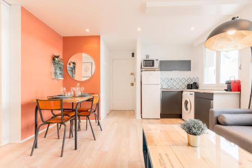 une cuisine et un salon avec une table et des chaises dans l'établissement Marcq en Baroeul - Beautiful and bright apartment!, à Marcq-en-Barœul
