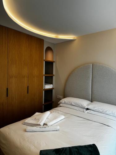 a bedroom with a bed with two towels on it at Reyes Católicos Premium Beach, Playa Urbanova, Alicante in Alicante