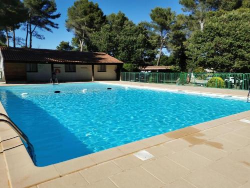 ル・カステレにあるChalet - Mer - Nature - village médiévalの家の前の青い水のスイミングプール