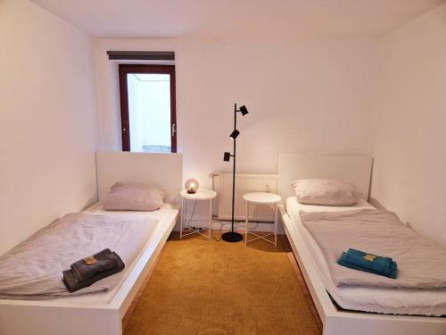 2 aparte bedden in een kamer met een raam bij Nordseeluft Apartment in Bremerhaven