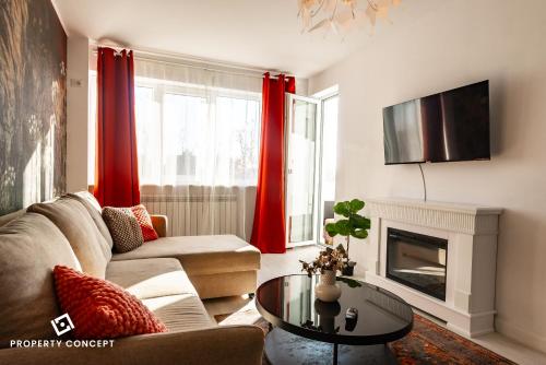 sala de estar con sofá y chimenea en Blissful Retreat Apartment, en Bucarest
