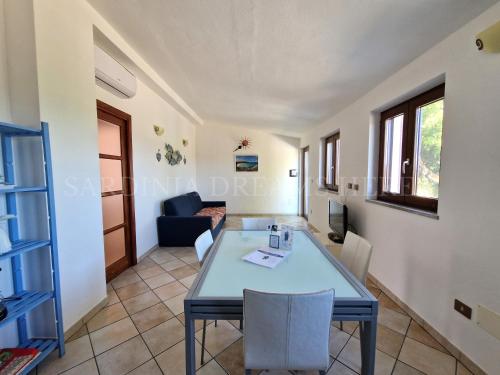 a living room with a table and a couch at Villetta Meraviglia a 100 m dalla spiaggia in Vignola Mare