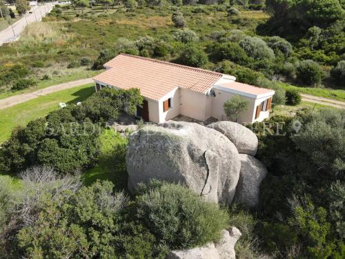 an aerial view of a house on top of some rocks at Villetta Meraviglia a 100 m dalla spiaggia in Vignola Mare